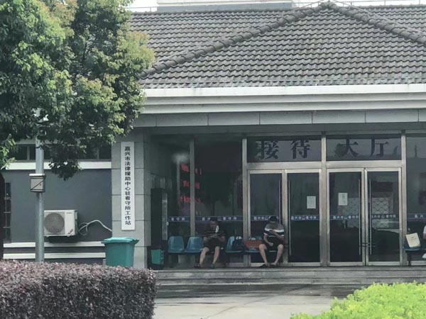 请问上海劳动争议律师公司想给我调岗我不同意遭辞退怎么维权